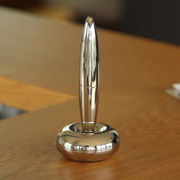 Lucy pen with magnetic stand