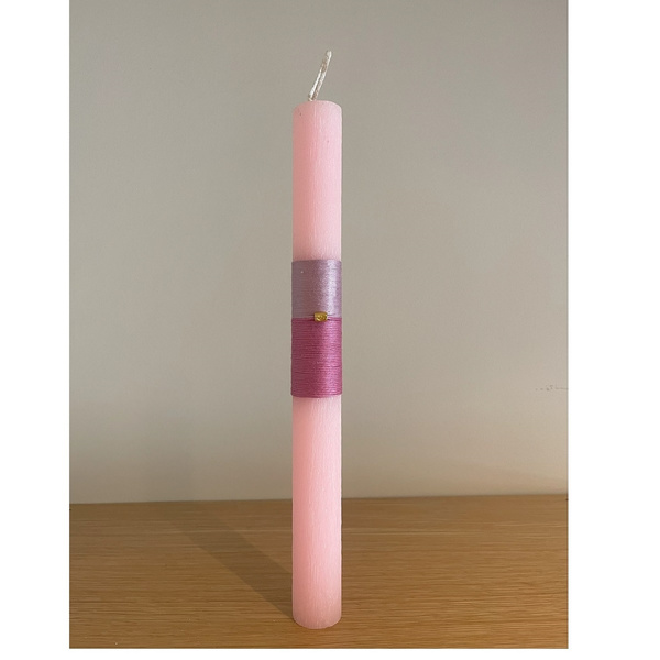 Αρωματική ροζ λαμπάδα διασκοσμημένη με δίχρωμα κορδόνια και επίχρυσο στοιχείο